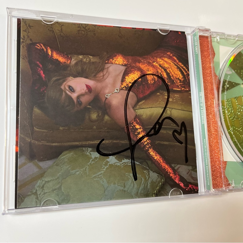 Taylor Swift The Life of a Showgirl CD + Hand Signed Photo Variant 2 Heart